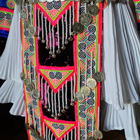 Hmong outfit embroidered - Picture 3 of 4